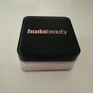 HUDA BEAUTY Easy Bake Loose Powder - cupcake